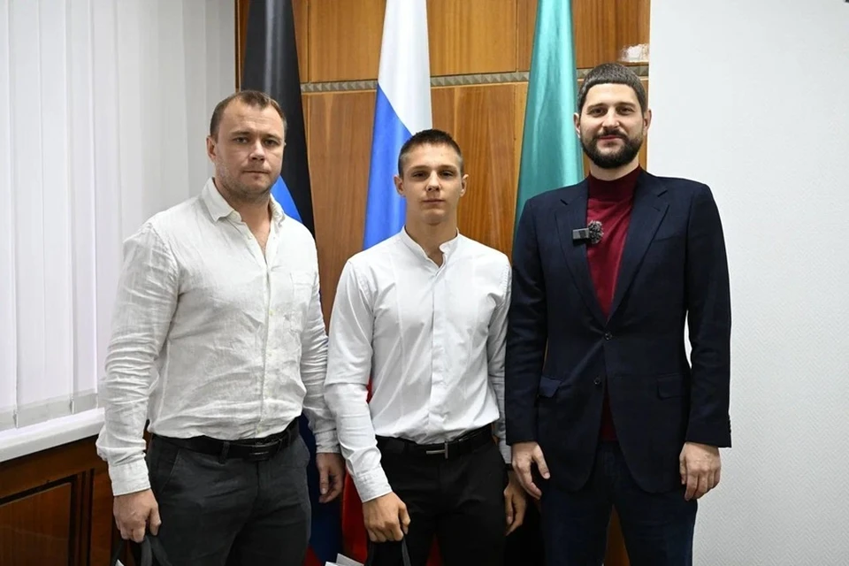 Сенатор РФ от ДНР Александр Волошин вместе с Даниилом Оманом и его тренером. Фото: ТГ/Волошин