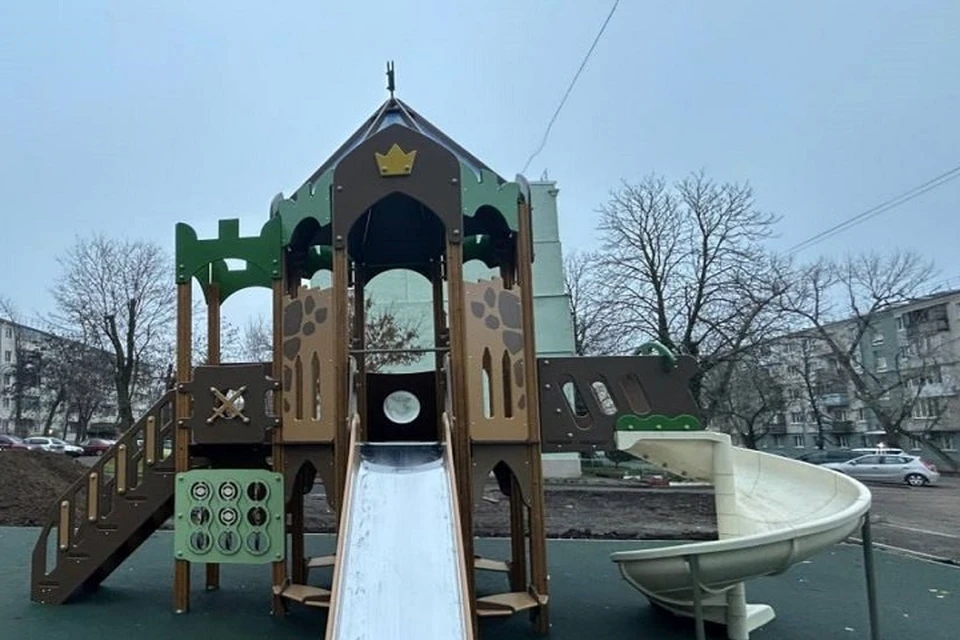 В Мариуполе обновили дворовую территорию дома на улице Кронштадтской. Фото: «РКС-НР»