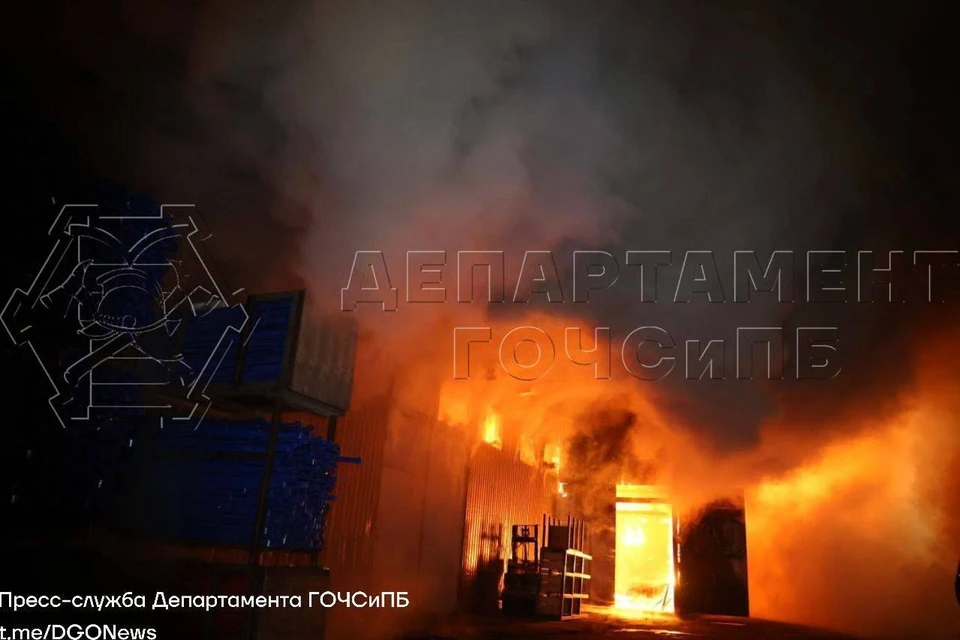 Два металлокаркасных ангара горели в Коммунарке, эвакуировано около 350 человек. Фото: Департамент ГОЧСиПБ