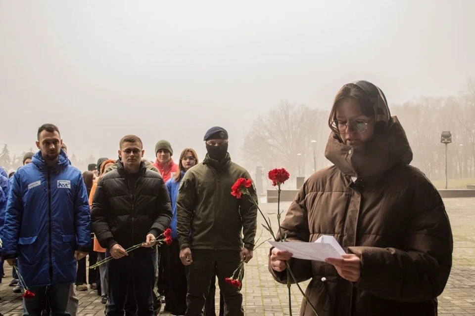В ДНР молодогвардейцы приняли участие в мероприятии ко Дню неизвестного солдата. Фото: МГЕР в ДНР