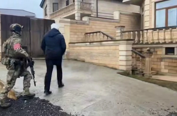 Задержан в домашнем халате: глава района в Дагестане отдал предназначенную для нуждающихся переселенцев землю другим людям