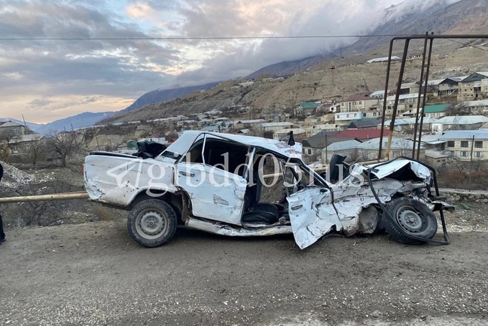 62-летний местный житель, не справившись с управлением «ВАЗ-2106», столкнулся с «КАМАЗом». Фото: МВД Дагестана.