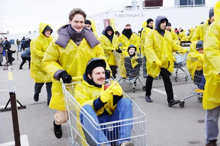 Предприниматели устроили гонку на продуктовых тележках и попали в «Книгу Рекордов России» и стран БРИКС