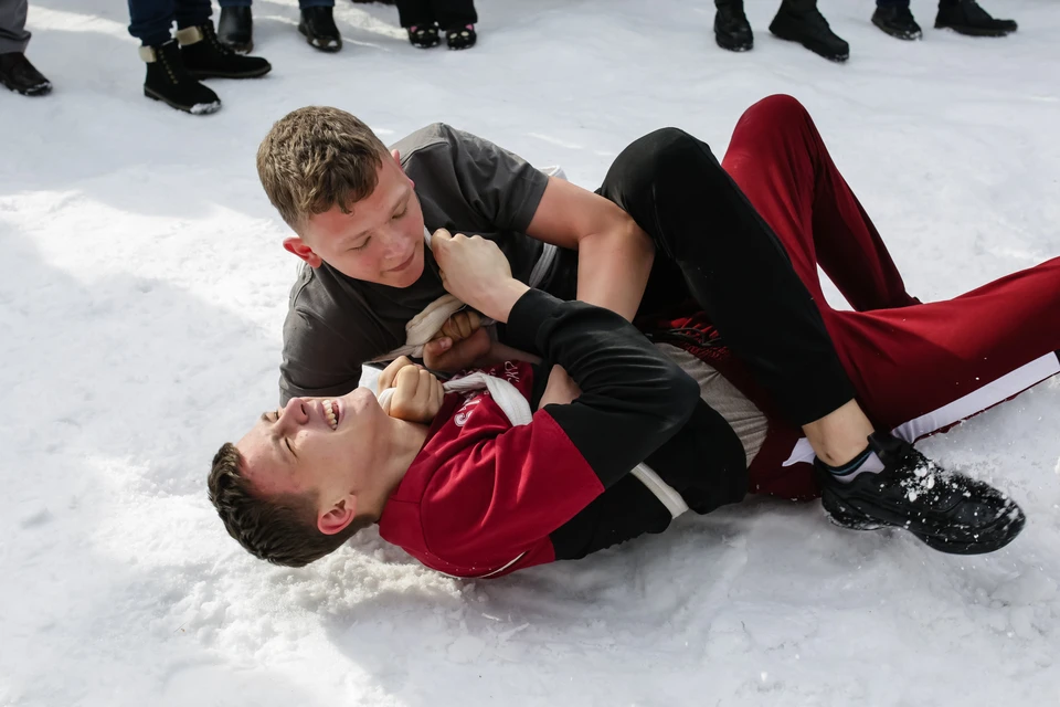 Девятиклассник отправился прямо в класс обидчика девушки и на глазах у остальных ребят первым же ударом в висок сбил парня с ног