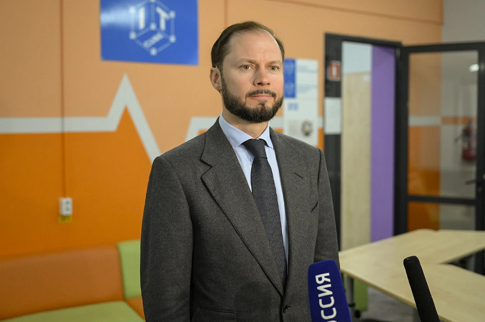 Виталий Королев прокомментировал итоги поездки в Ржевский округ представителям СМИ в школе.