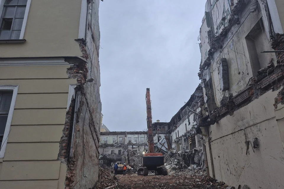 Начался снов исторического здания. Фото: t.me/sos_spb_snos