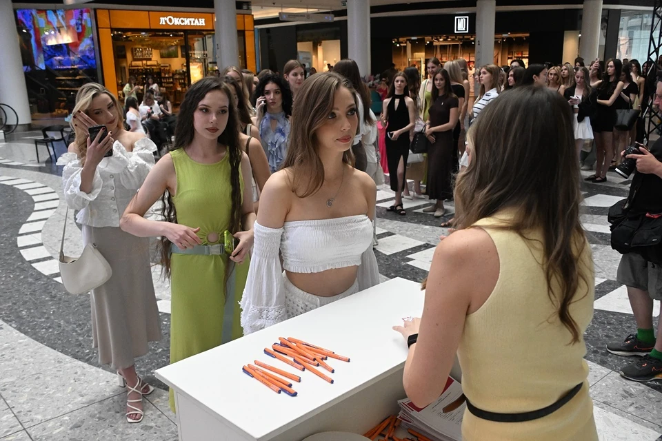 Над внешним преображением героинь будет работать команда стилистов.