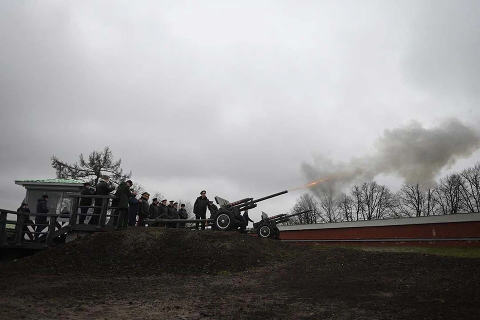 В честь события маршем прошла знаменная группа и взвод Почетного караула.
