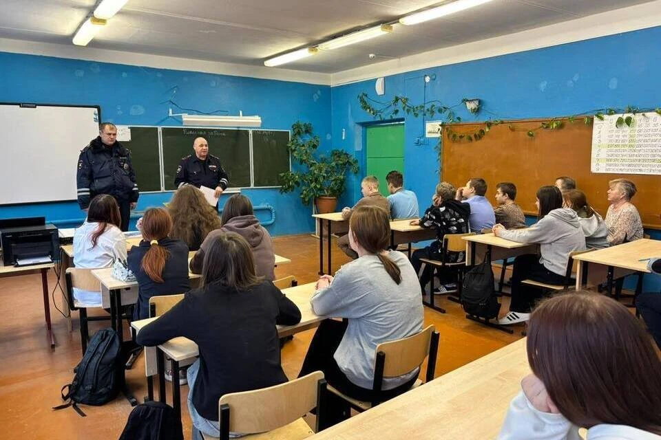 Инспектор объясняет детям, как избежать опасности на дороге. Фото: Госавтоинспекция Тверской области.