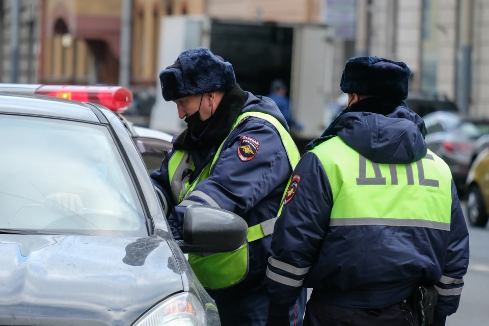 На месте работают инспекторы ГИБДД.