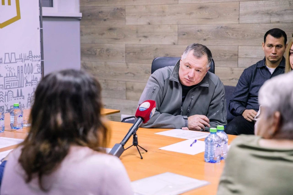 Вице-премьер встретился с жителями Мариуполя. Фото: Телеграм-канал / Марат Хуснуллин