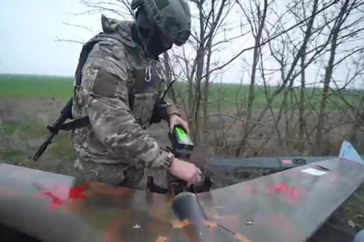 Десантники держат в небе БПЛА «Zala», а на стартовой позиции разящий «Ланцет»