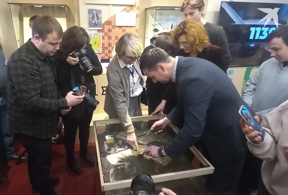 Настольную игру "Раскопки" сразу же опробовали посетители. Фото: Юлия КРУТОВА