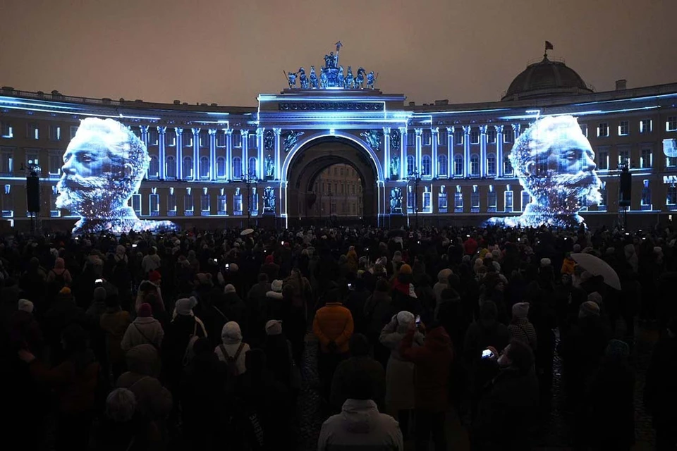 Световые лучи показали главные моменты из творческой и личной биографии композитора.