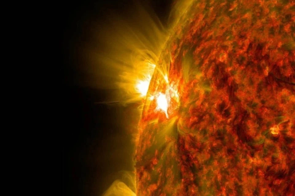 На Солнце произошла очередная мощная вспышка: когда на Землю обрушатся магнитные бури