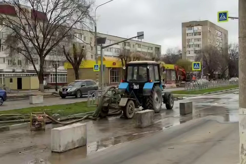 Специалисты устраняют порыв водовода на улице Гагарина. Фото: администрация Невинномысска