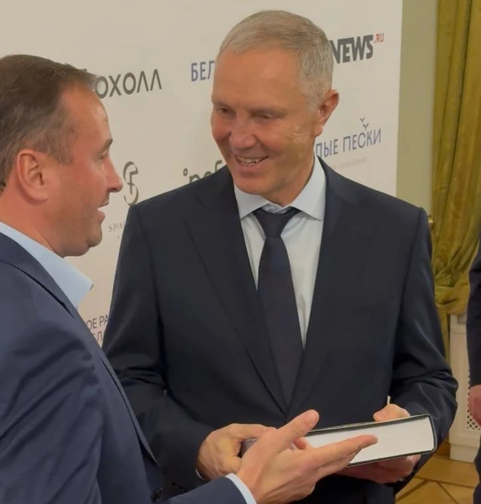 Сальдо поблагодарил представителей РАН за подарок. ФОТО: ТГ-канал Владимира Сальдо.