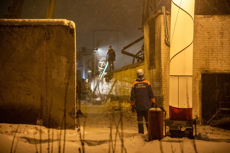 На окраине Красноярска после нескольких взрывов начался пожар