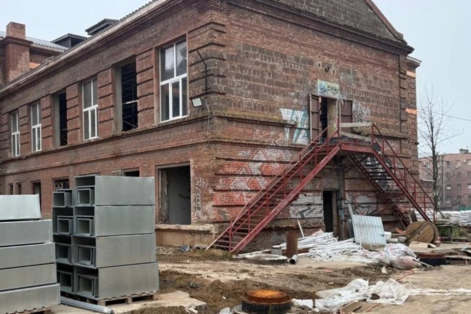 В Мариуполе продолжается восстановление городского лицея. Фото: РКС-НР