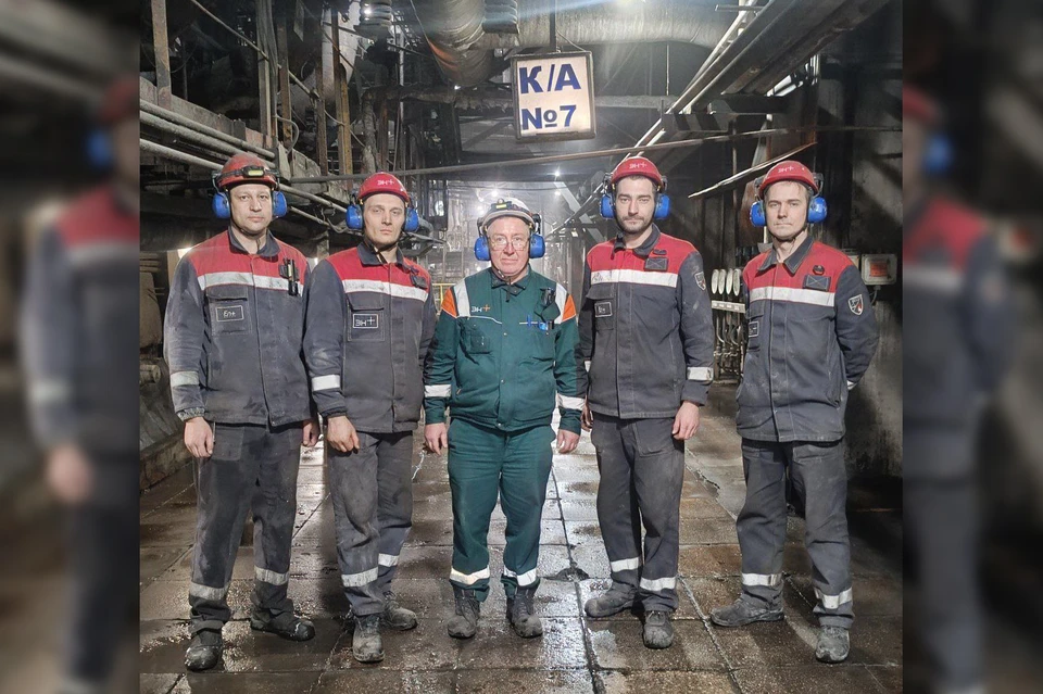 Команда котельного цеха, которая этим вечером запустила котёл. Фото: пресс-служба БЭК