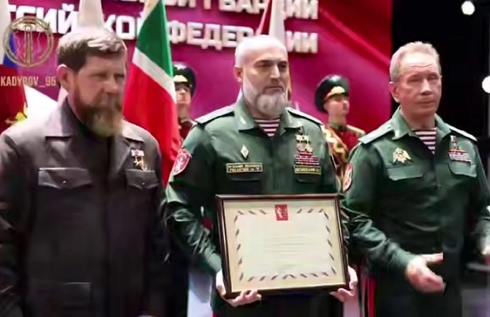 В торжественной обстановке указом президента РФ Виктор Золотов вручил медаль "Золотая Звезда" начальнику Управления Росгвардии по ЧР Шарипу Делимханову. Фото: стоп-кадр с награждения из соцсетей главы Чечни.