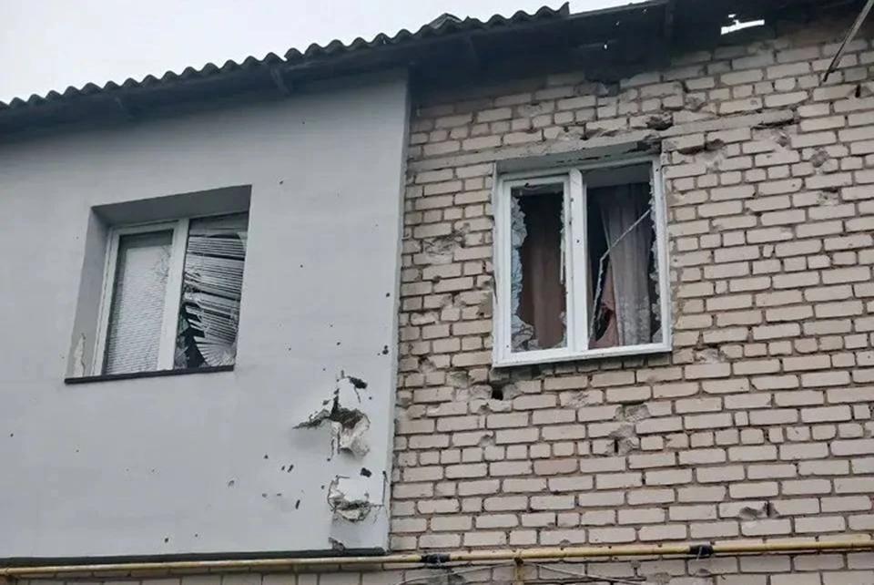 В результате артобстрела противником поврежден многоквартирный дом в поселке Днепряны. Фото: телеграм-канал и.о. главы городского округа город Новая Каховка Владимира Оганесова