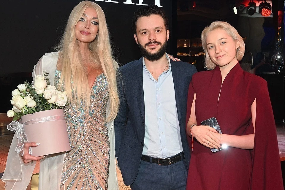 Анастасия Волочкова с дочкой Ариадной и ее мужем Никитой Григоряном.