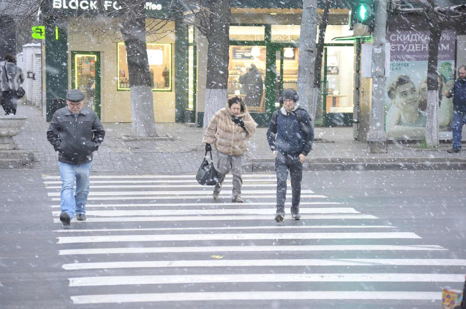 Синоптики прогнозируют сильный ветер и рекомендуют как следует утепляться.