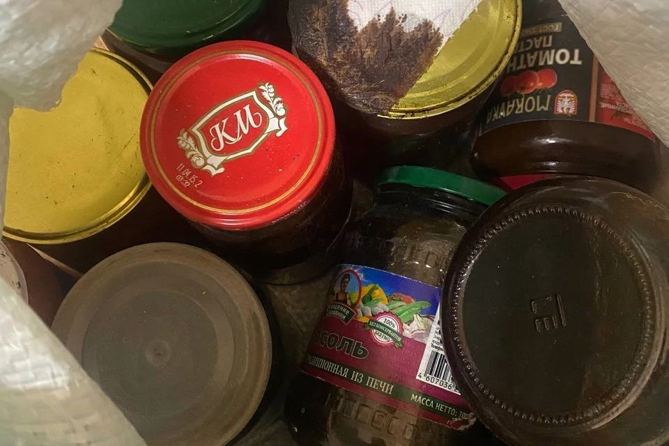 Похищенные электроприборы задержанный успел продать на улице случайным прохожим. Банки с соленьями сотрудники полиции смогли изъять.