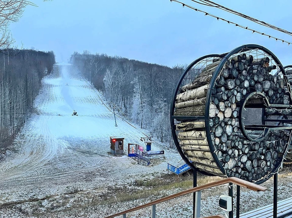 При благоприятной погоде работает оснежение. Фото: ГК «СОК»