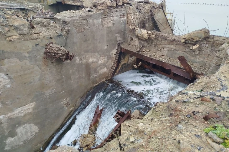 Дамба была взорвана отступающими украинскими войсками год назад. Фото: ТГ/Шебалков