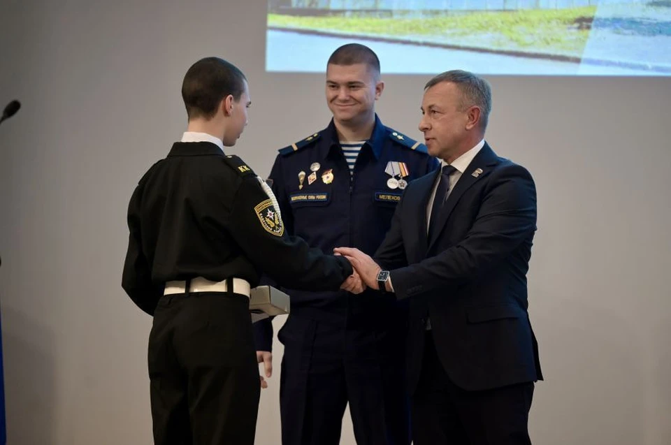 Денис Паслер вручил госнаграды и паспорта выдающимся свердловчанам. Фото: департамент информационной политики Свердловской области