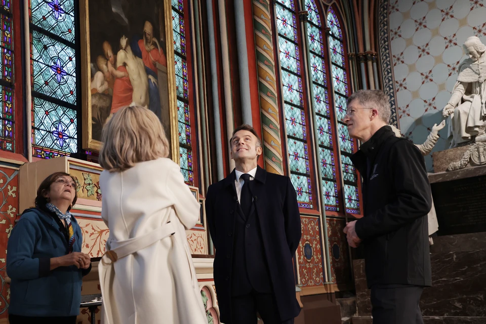 Французы обрушились на Макрона с обвинениями, что он «доделывает то, что не успел уничтожить пожар». Фото: EPA POLL/ТАСС