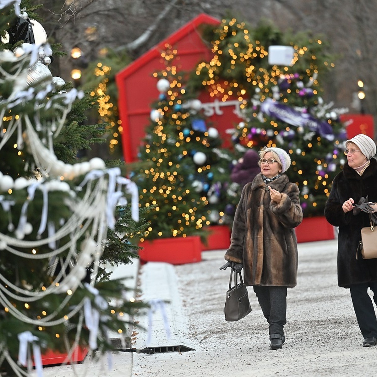Без радости, но с елкой: жители Челябинска признались, что имитируют  новогоднее настроение ради семьи - KP.RU
