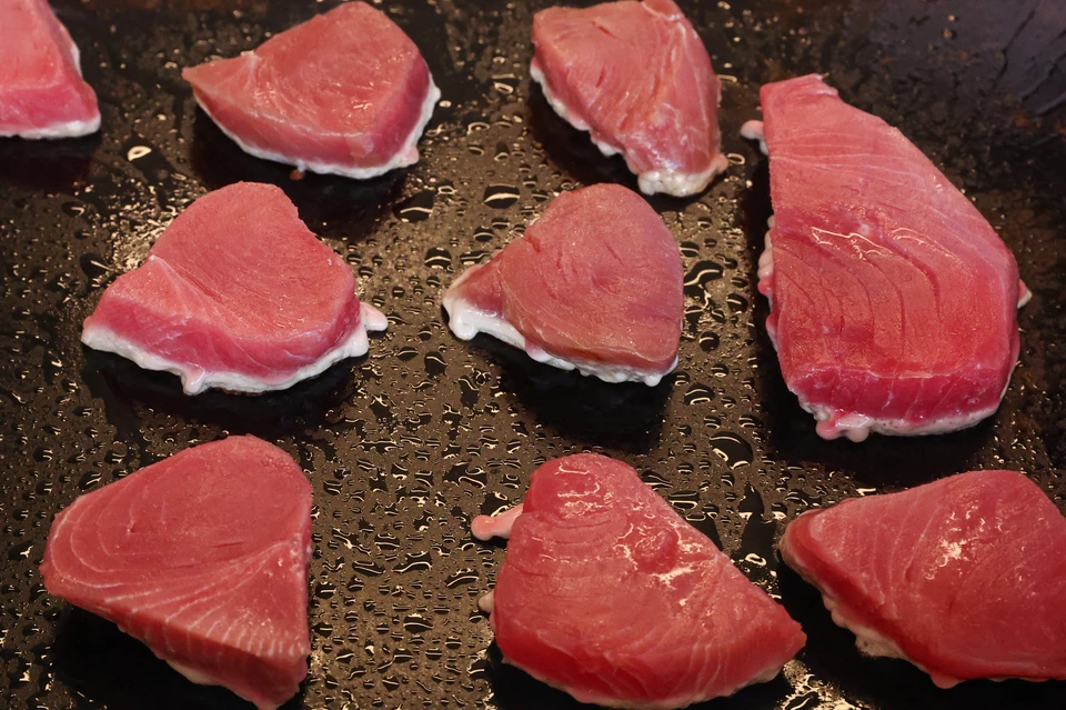 Владелец сети суши заплатил рекордные 253 млн рублей за тунца на аукционе в Токио