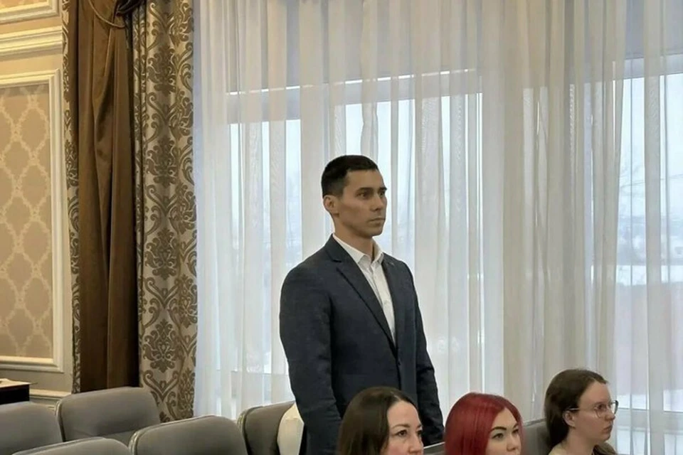 По словам главы района, Ибатуллин зарекомендовал себя как инициативный и ответственный руководитель. Фото: пресс-служба Менделеевского района