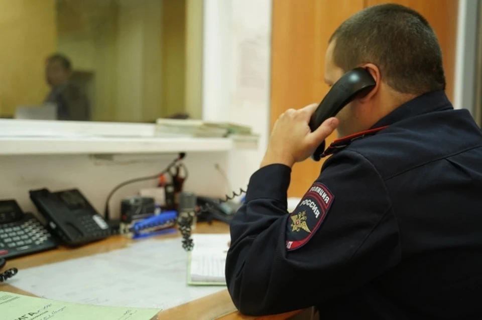 Женщину задержали сотрудники полиции.