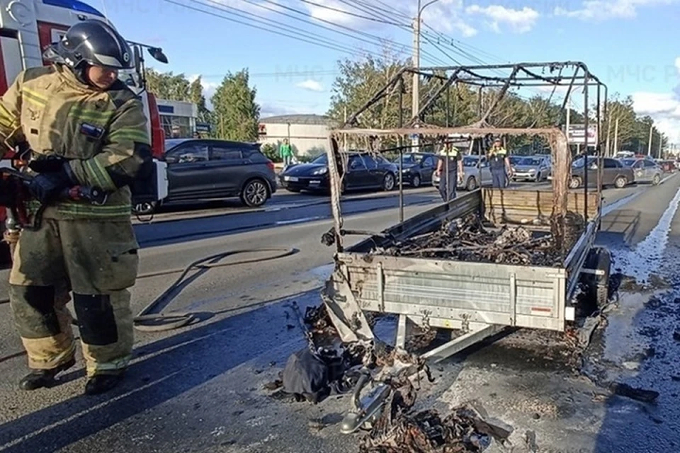 Мужчина организовал перевозку детей в автоприцепе, который загорелся во время движения. Фото: МЧС Чувашии