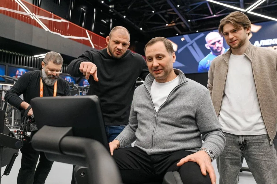 Иван Штырков (слева) показал Алексею Морозову (справа) и Владимиру Галкину (по середине) зал RCC GYM. Фото: пресс-служба РМК
