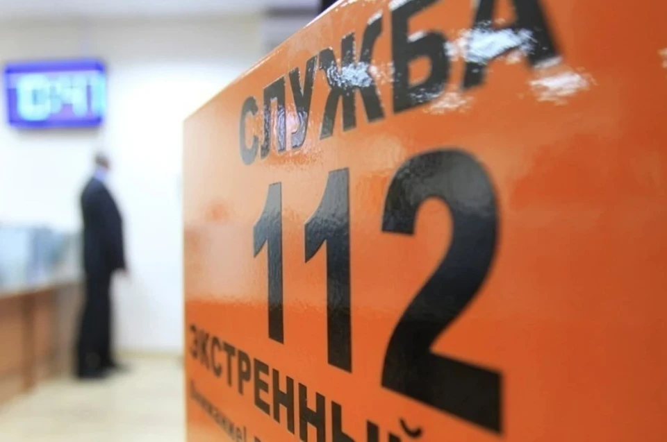 На месте падения обломков работают экстренные службы