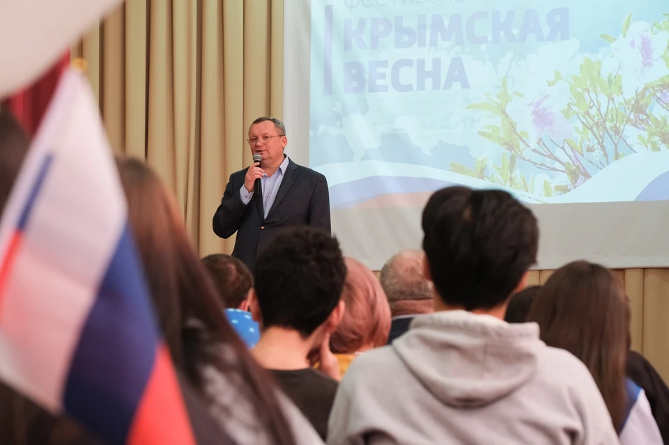 Спикер Думы Астраханской области Игорь Мартынов, обращаясь к собравшимся, назвал «Крымскую весну» символом единства