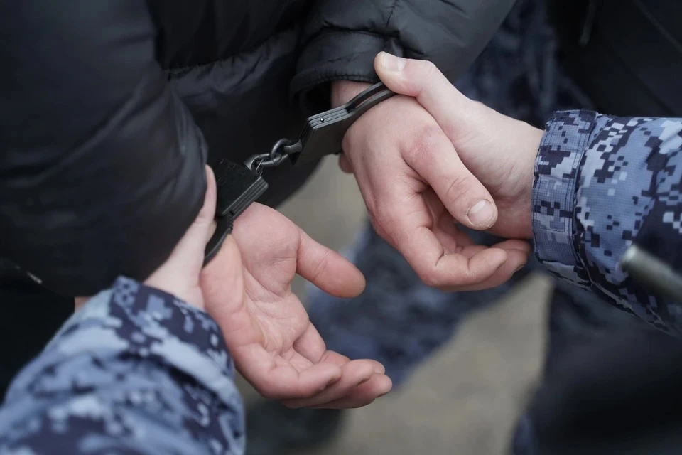 Сотрудники Росгвардии задержали мужчину за кражу из торгового центра в Кирове