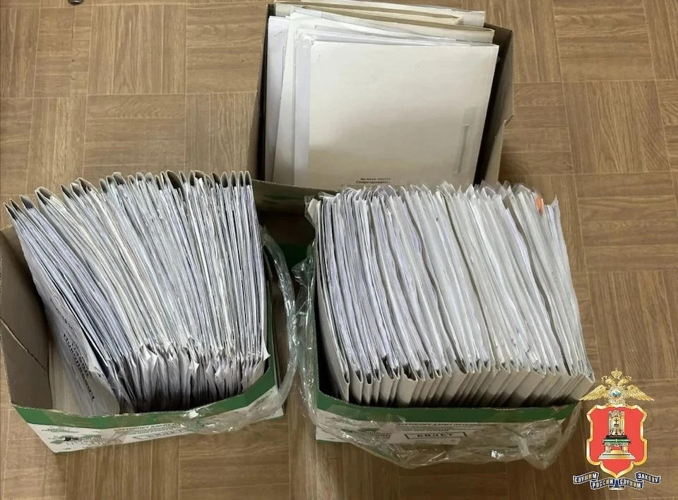 В рамках следствия изъяты документы и электронные носители информации. Фото: МВД Тверской области.