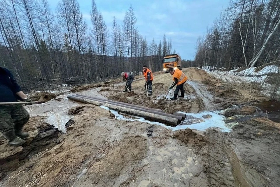 На трассе «Бетюн» в Амгинском улусе дорогу размыло талыми водами. Фото: Управтодор Якутии