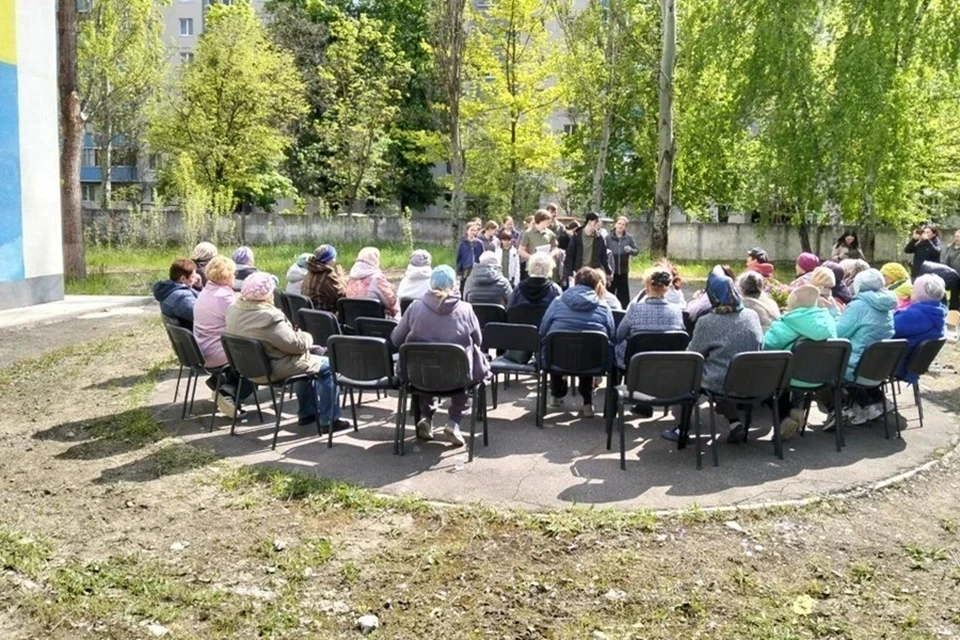 Волонтеры из Москвы организовали праздник для пожилых мариупольцев ко Дню Победы. Фото: Администрация Мариуполя