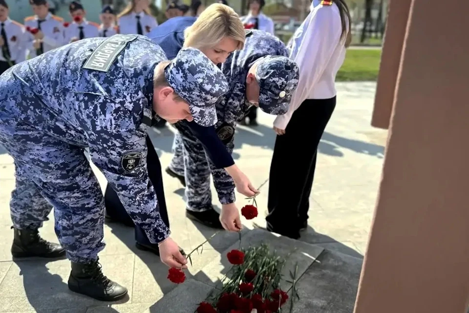 СОБР «Гюрза» и кадеты в Солнечногорске и Шатуре перед 9 Мая почтили память героев
