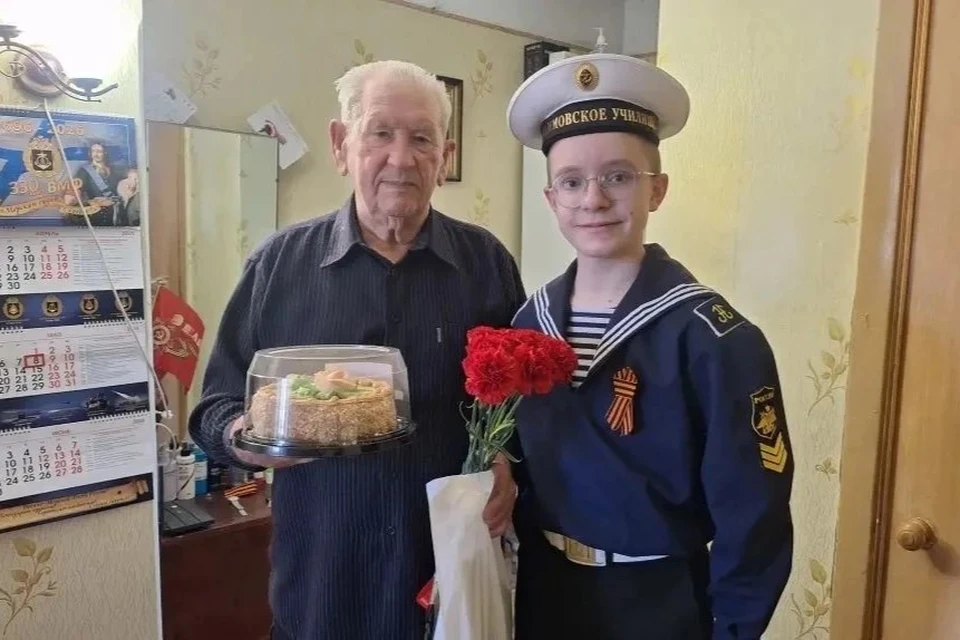 Нахимовцы поздравили ветеранов с Днем Победы. Фото: АНО "Связь поколений"