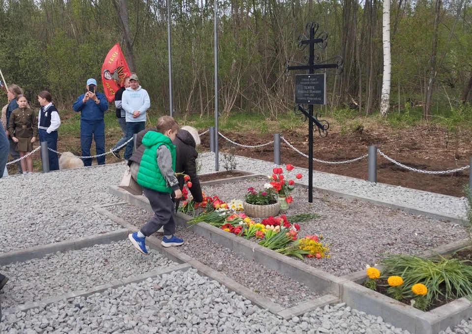 После открытия мемориала односельчане возложили цветы к памятному кресту.