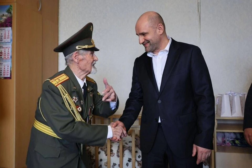 Артем Жога поздравил Дмитрия Николаевича со 100-летним юбилеем. Фото: telegram-канал Артема Жоги