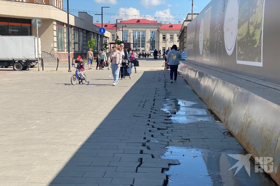 На Малом шоссе в центре Рязани начала разрушаться тротуарная плитка.